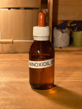Flacone di Minoxidil al 5%