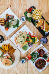 linguini con camarones ensalada pan con pesto y vino en medio de un festín 