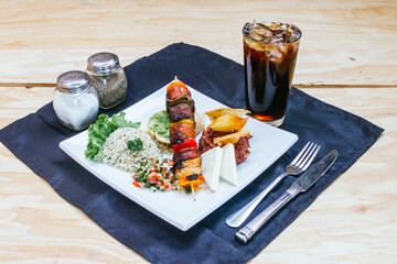 carne asada en pincho con arroz frijoles y chismol y refresco