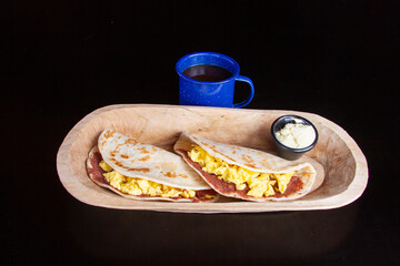 baleadas, tortillas de harina con frijoles mantequilla y huevo y café 