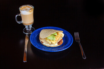 burrita, tortilla con aguacate, huevo frijoles mantequilla y plátano con cappuccino 