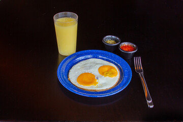huevos fritos con jugo de naranja y salsa