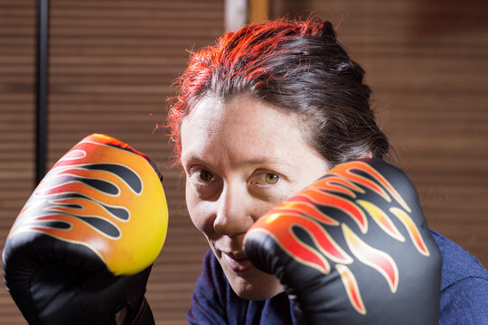 portrait jeune boxeuse avec ses gants