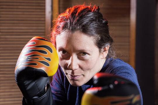 portrait jeune boxeuse avec ses gants