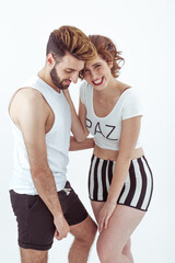 pareja de chicos jóvenes lucen sexys frente a cámara de manera espontánea y riendo