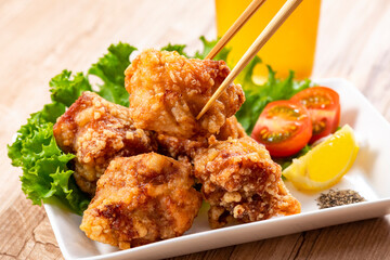 唐揚げとビール　鶏の唐揚げ