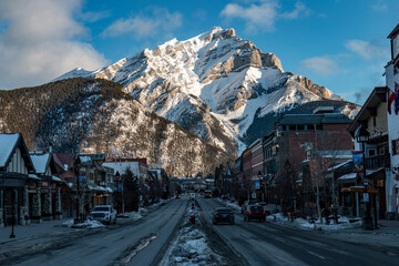 Banff mountain village in winter - obrazy, fototapety, plakaty