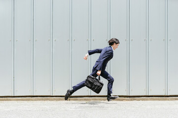 走る若いビジネスマン・スピートのあるビジネスのイメージ