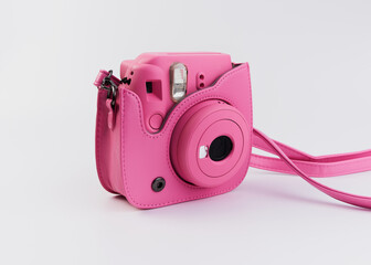 Cámara fotografía instantánea rosa en un fondo de color blanco