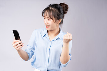 Naklejka premium portrait of young businesswoman on white background