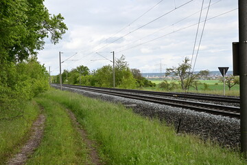 Bahntrasse mit 2 Bahngleisen und Zugschienen neben einem Feldweg bei Bergrheinfeld, Schweinfurt,...
