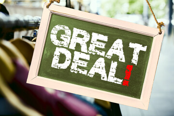 Ein Geschäft und Tafel mit dem Slogan Great Deal