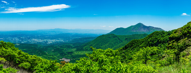 Fototapeta na wymiar 大幡山より新緑まぶしい高千穂峰を望む