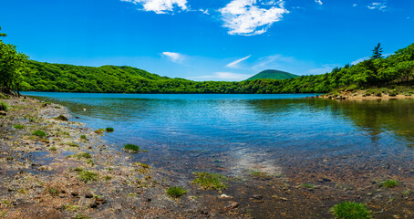 Fototapeta na wymiar 大幡池_韓国岳が映る霧島の静かな火山湖 コバルトブルーが美しい