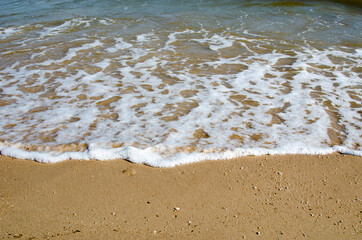 Fototapeta na wymiar The waves hit the beach in the evening