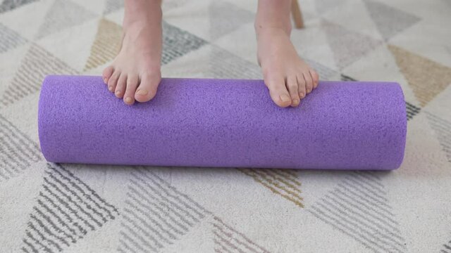 A woman does a foot-and-a-half-legged exercise at home.