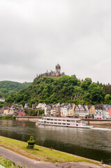 Cochem, Reichsburg, Mosel, Altstadt, Stadt, Moselpromenade, Weinberg, Altstadthäuser, Schifffahrt, Fluss, Terrassenmosel, Rheinland-Pfalz, Frühling, Deutschland