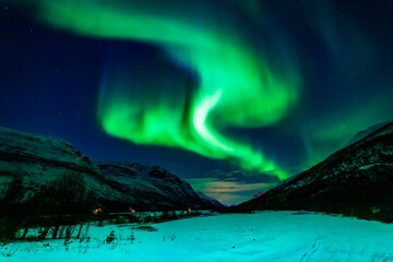 Fototapeta na wymiar wundervolle Nordlichter in Troms in den Lyngenalps. begeisterndes Lichtspiel am nächtlichen Himmel, tanzende Lady, überwältigende Aurora Borealis bei Tromsö