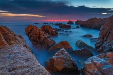 Skały w Oceanie Atlantyckim na tle kolorowego nieba - długie naświetlanie © Michal45