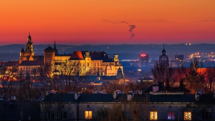 Fototapeta na wymiar Widok na Wawel i Stare Miasto z kopca Krakusa o zachodzie słońca