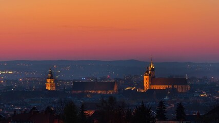 Widok na Wawel i Stare Miasto z kopca Krakusa o zachodzie słońca