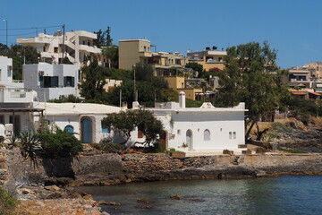 Stary biały budynek przy kamienistym brzegu nad morzem na Krecie, Grecja