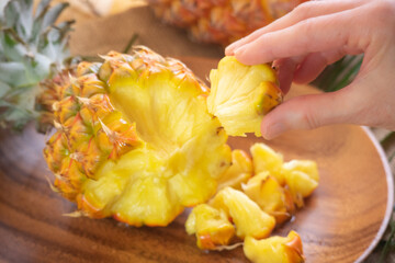 スナックパインをちぎる