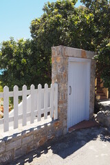 Wejściowa brama do podwórka na Krecie, Grecja - obrazy, fototapety, plakaty