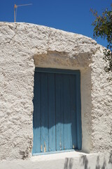 Greckie niebieski drewniane okno w białym murze, Kreta, Grecja