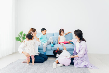お家に集まって楽しむママ友と子どもたち