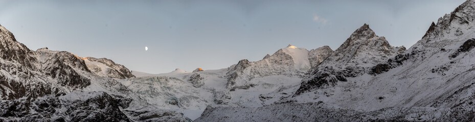 Bergpanorama im Winter in den Alpen der Schweiz