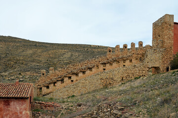 Fototapeta premium Stadtmauer mit Wehrtürmen von Albarracin