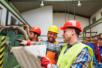 Gruppe Bauarbeiter mit Bauzeichnung bei der Planung
