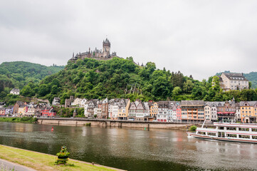 Obraz premium Cochem, Reichsburg, Mosel, Altstadt, Stadt, Moselpromenade, Weinberg, Altstadthäuser, Schifffahrt, Fluss, Terrassenmosel, Rheinland-Pfalz, Frühling, Deutschland