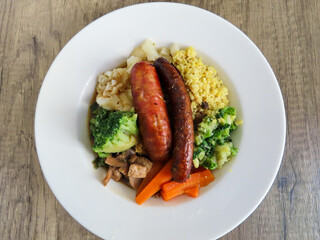 Saucisse de Toulouse et légumes dans une assiette