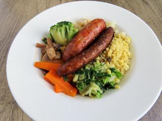 Saucisse de Toulouse et légumes dans une assiette