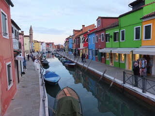 Fototapeta na wymiar Buranos Canal with Beautiful Colorful Facades and Boats in Italy´s Venice