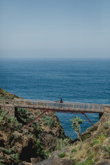 Fototapeta na wymiar Spagna, Tenerife. Ambienti fantastici, sport, tempo libero e ciclisti in mountain bike. MTB, freestyle e lifestyle.