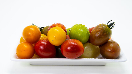 배경으로 사용하는 싱싱한 과일 방울토마토, 바나나(Fresh fruit cherry tomatoes and bananas used as background)