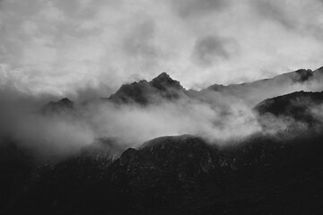 Berg Silhouette in Schwarz Weiß mit dicken Wolken