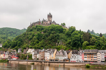Obraz premium Cochem, Reichsburg, Mosel, Altstadt, Stadt, Moselpromenade, Weinberg, Altstadthäuser, Schifffahrt, Fluss, Terrassenmosel, Rheinland-Pfalz, Frühling, Deutschland