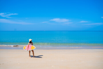 Fototapeta na wymiar girl with surfboard on the beach