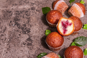 Cupcakes stuffed currant jam