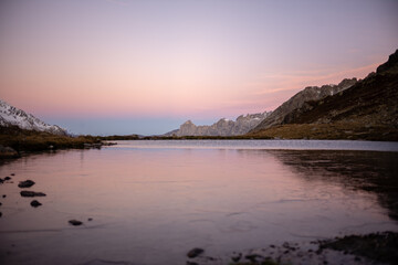 Fototapeta na wymiar Romantischer Bergsee zur frühen morgenstunde