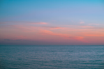 Fototapeta premium Sunset à Biarritz, avec horizon sur l'océan Atlantique 