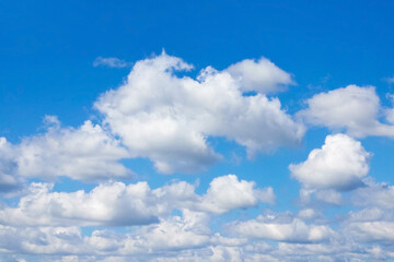 沢山の雲が重なり合う青空