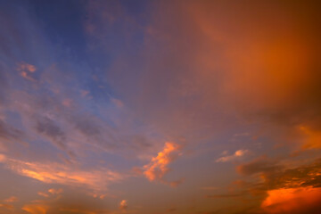 夕焼け雲が濃紺の空に映える