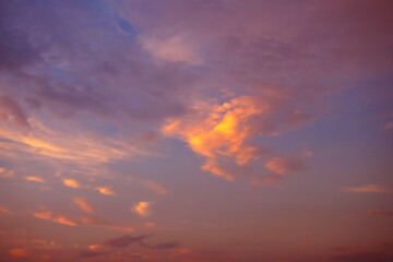 オレンジ色の雲が浮かぶ夕焼け