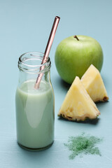 Ananas-Apfel Smoothie mit Spirulina © wsf-f