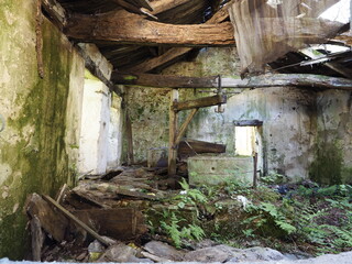 interior de las ruinas de un antiguo molino de agua